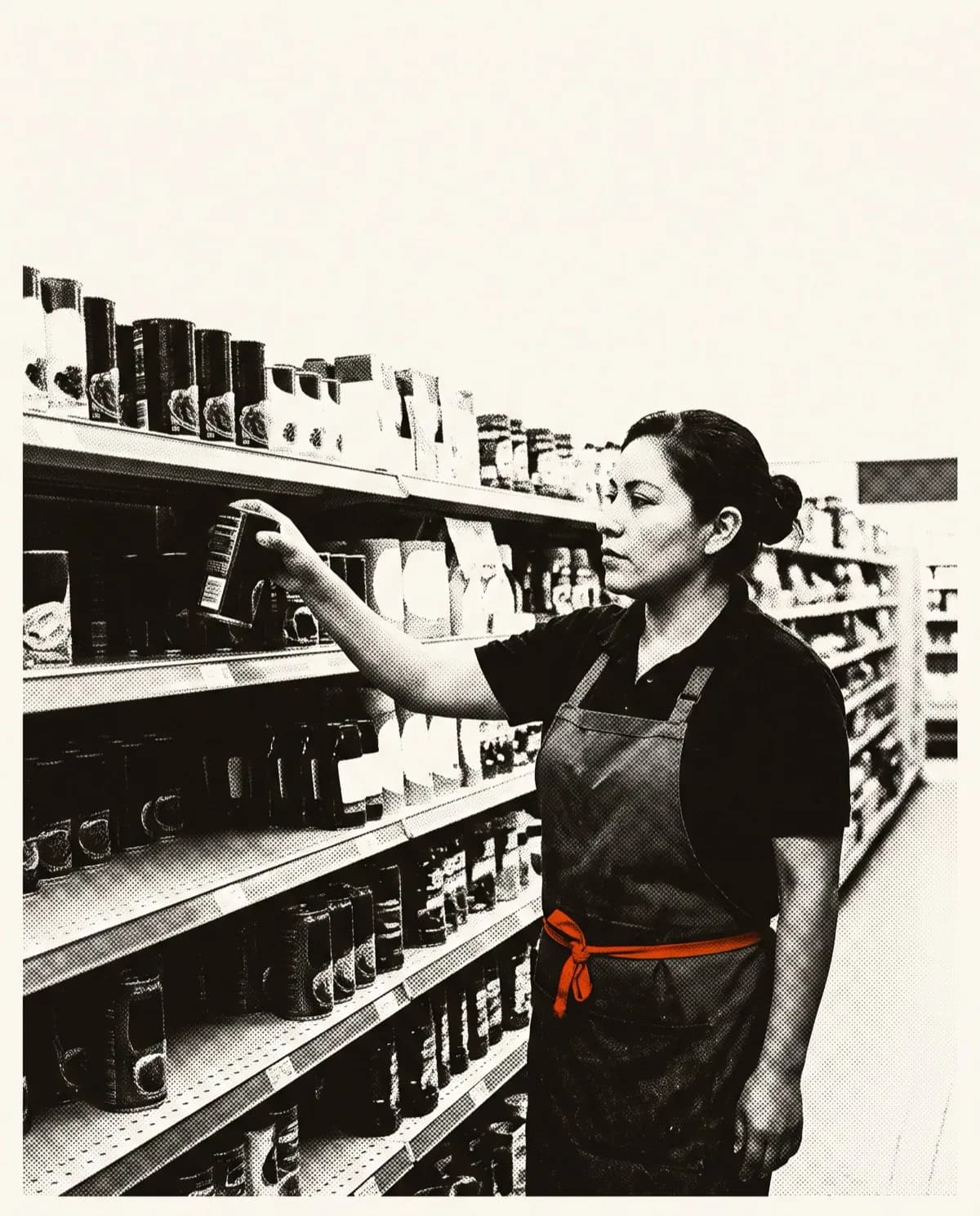 Personal de tienda reponiendo producto en el anaquel de un autoservicio.